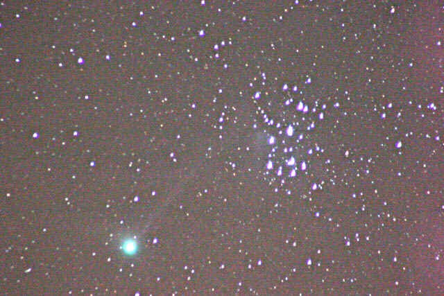 050107comet_machholz_04q2_wide-a.jpg (89242 bytes)